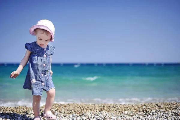 Bir çakıl plajı çok güzel kız — Stok fotoğraf