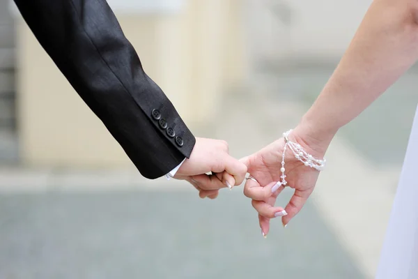 Bride and groom walking together — Stock Photo, Image