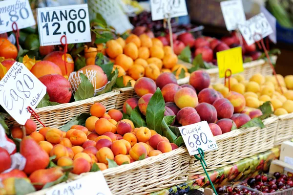 Variedad de frutas en un mercado de frutas —  Fotos de Stock