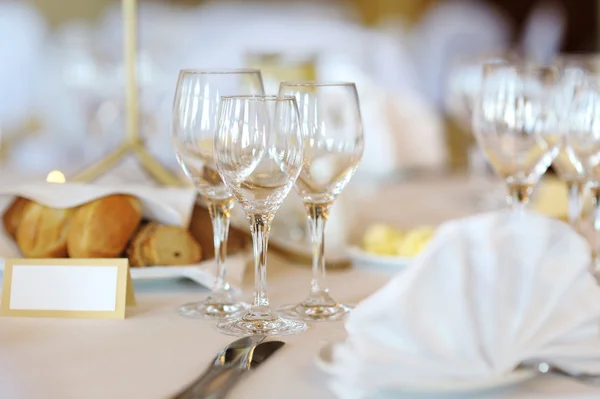 Τρία ποτήρια κρασιού σε ένα γιορτινό τραπέζι — 图库照片