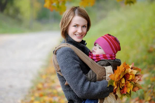Mladá matka s malým dítětem — Stock fotografie