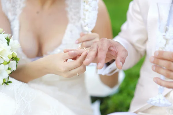 Mariée mettre une bague sur le doigt du marié — Photo