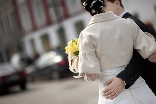 Novio faja la cintura de la novia — Foto de Stock