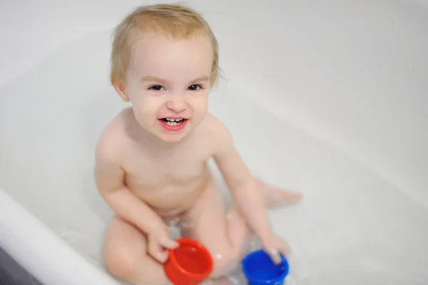 Brinquedo adorável brincando em uma banheira — Fotografia de Stock