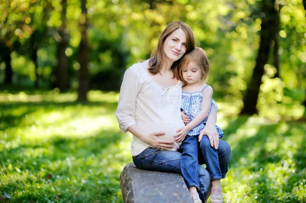 Gravida mamma med sin lilla dotter — Stockfoto