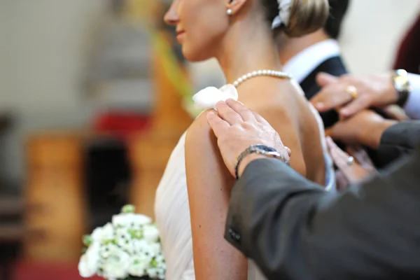 Föräldrar välsignelse bruden och brudgummen — Stockfoto