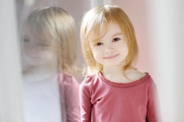 Schattig klein meisje portret — Stockfoto