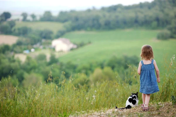 Adorable petite fille et un chat — Photo