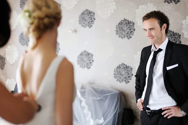 Groom watching his bride getting ready — Stock Photo, Image