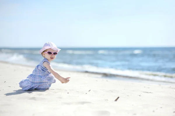 Adorable dziewczyna na słonecznej plaży piasek — Zdjęcie stockowe