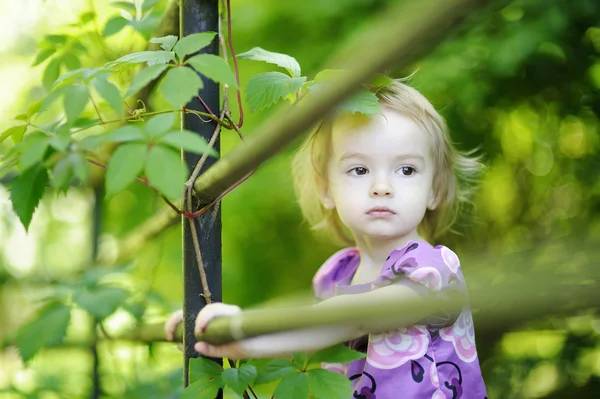 Roztomilé batole dívka na zeleném pozadí — Stock fotografie