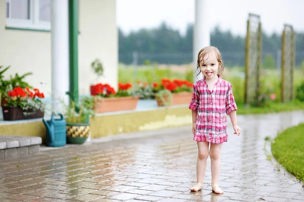 Κοριτσάκι διασκεδάζοντας κάτω από τη βροχή — Φωτογραφία Αρχείου