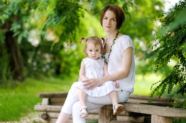 Liten flicka och hennes mamma — Stockfoto