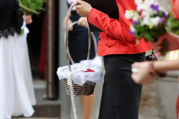 Mulher segurando flores cesta — Fotografia de Stock