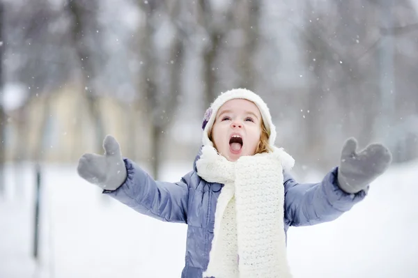 Маленька дівчинка розважається взимку — стокове фото