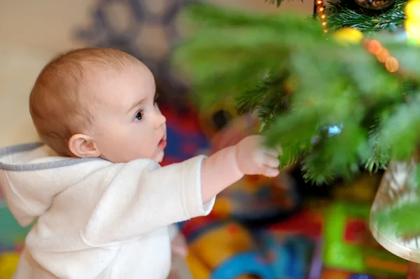 Küçük kız bir Noel ağacı süsleme — Stok fotoğraf