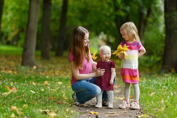 Mladá matka a její dvě dcery — Stock fotografie