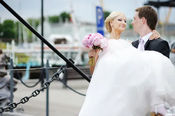 Güzel gelini taşıyan damat — Stok fotoğraf