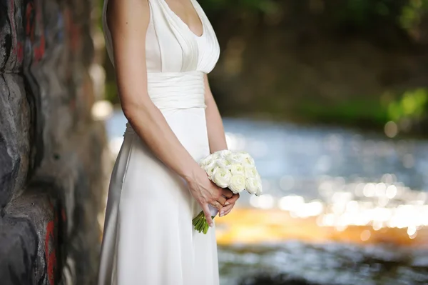 Noiva segurando um buquê de casamento — Fotografia de Stock