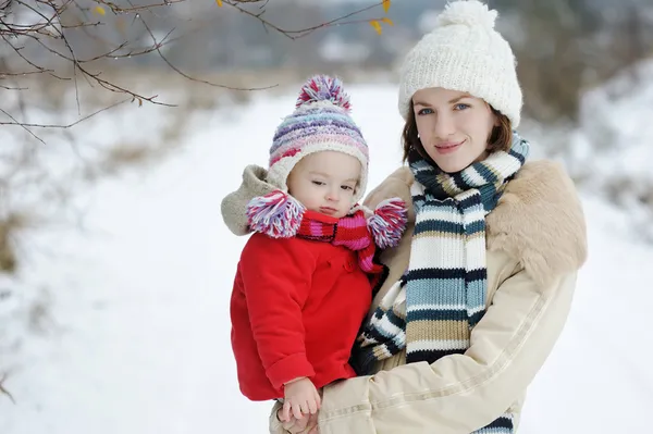 Lite vinter flicka och hennes mamma — Stockfoto