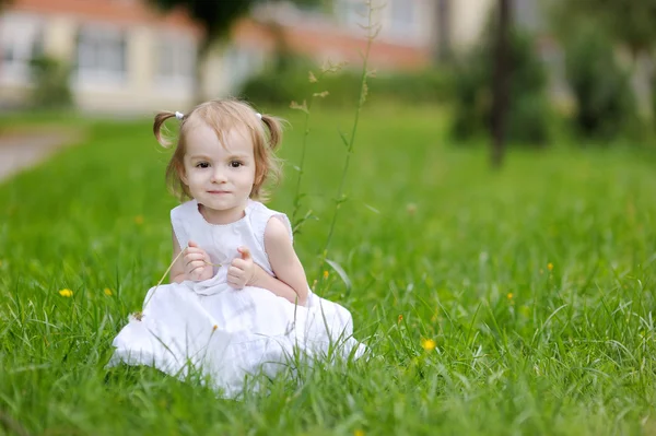 Lilla gilr i snygg vit klänning — Stockfoto