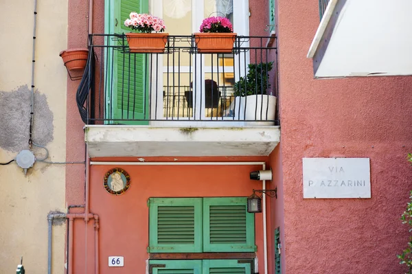 Barevné balkon v Itálii — Stock fotografie