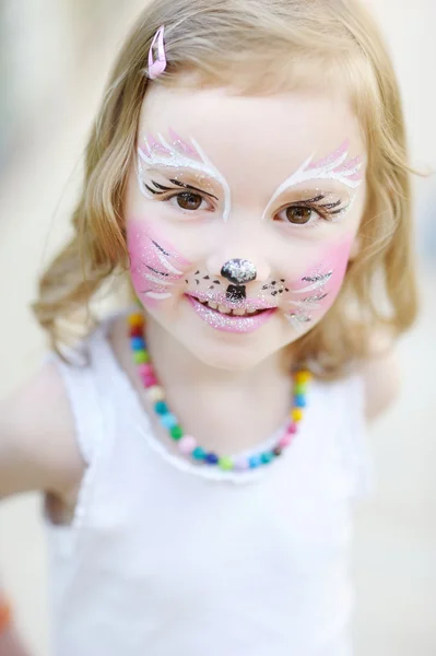 Adorable petite fille avec son visage peint — Photo