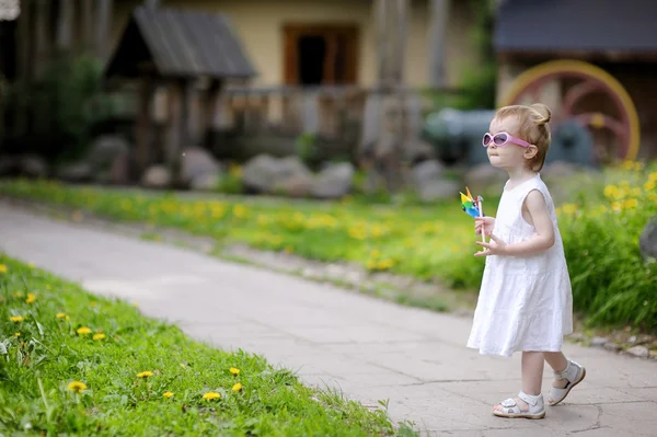 Komik bebek bir oyuncak ile güneş gözlüğü kız — Stok fotoğraf