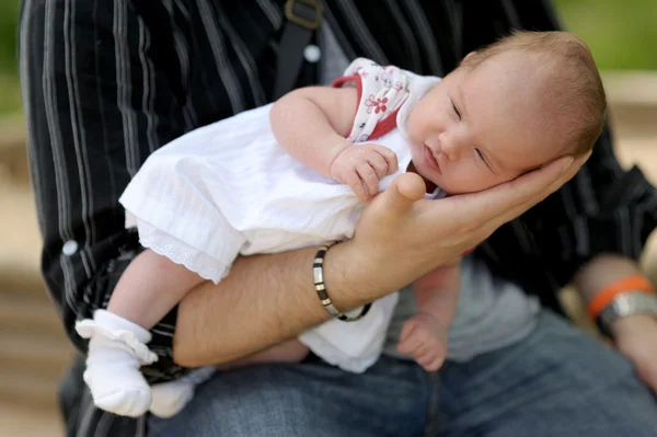 Маленький новорожденный в руках отца — стоковое фото