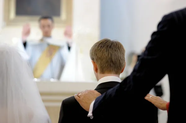 Pai do noivo abençoá-lo durante a cerimônia de casamento — Fotografia de Stock