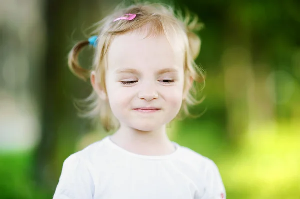 Ładny mały dziewczyna portret na zewnątrz — Zdjęcie stockowe