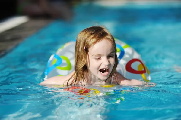 在游泳池中游泳的漂亮的小女孩 — 图库照片