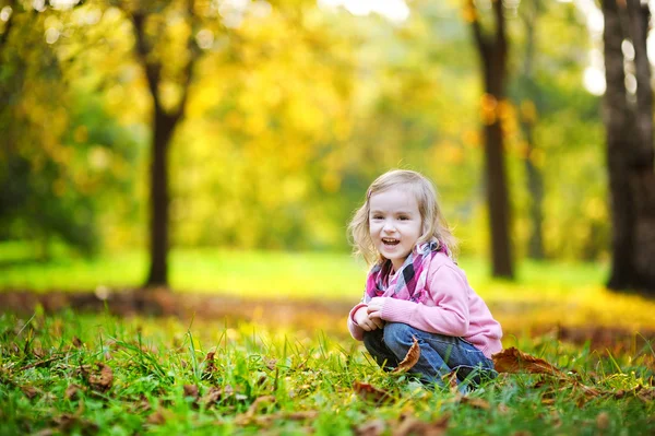 在一个公园开心的小女孩 — 图库照片