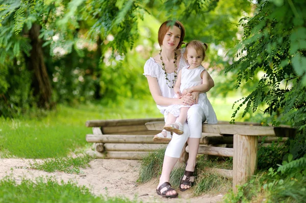 A kis tipegő lány és az anyja — Stock Fotó