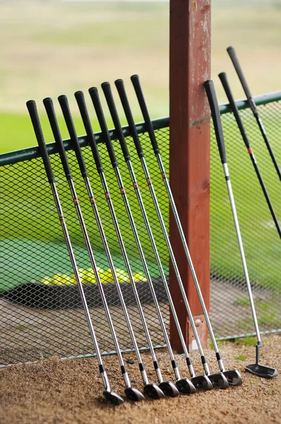 Eine Reihe von Golfschlägern — Stockfoto