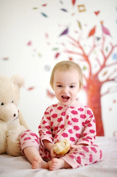 Pequeño bebé en la cama con pijama rojo — Foto de Stock