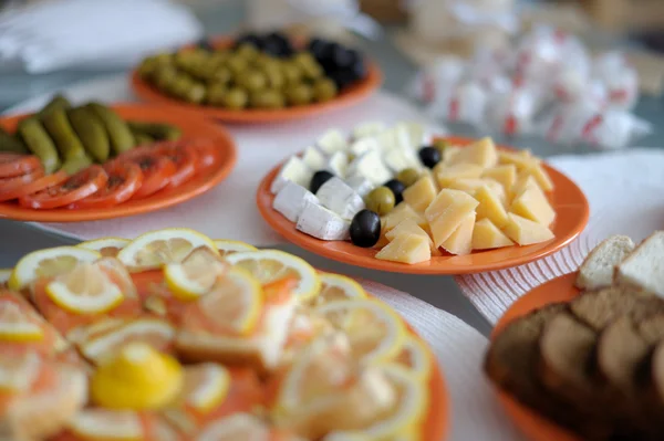 Platos con aperitivos en la mesa — Foto de Stock