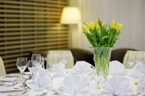 Κίτρινο τουλίπες σε ένα γιορτινό τραπέζι — Φωτογραφία Αρχείου
