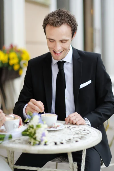 Hombre guapo en la cafetería al aire libre — Foto de Stock