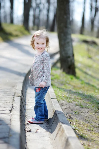 Roztomilé batole dívka s procházku — Stock fotografie
