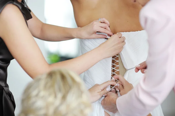 Braut beim Anziehen ihres Brautkleides helfen — Stockfoto