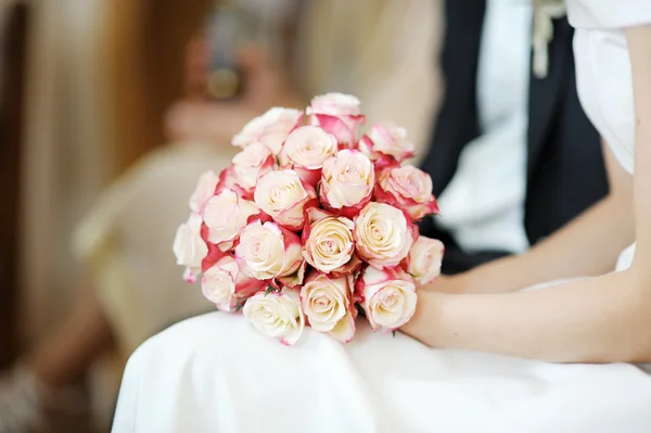 Bride holding flowers — Stock Photo, Image