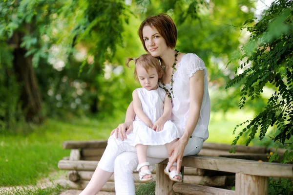 Kleine peuter meisje en haar moeder — Stockfoto