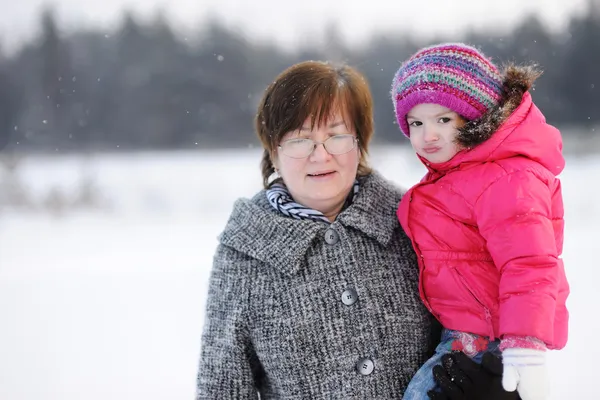 Grootmoeder en een meisje op winter — Stockfoto