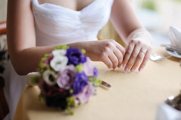 Brudens händer och en bröllop bukett — Stockfoto