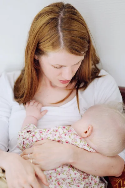 Borstvoeding moeder haar baby — Stockfoto