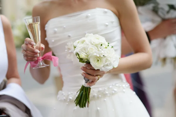 Noiva segurando um buquê de casamento — Fotografia de Stock