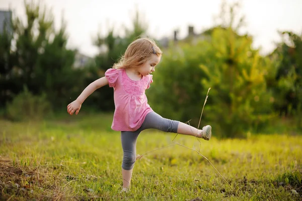 Sevimli küçük kız bir çayırda — Stok fotoğraf