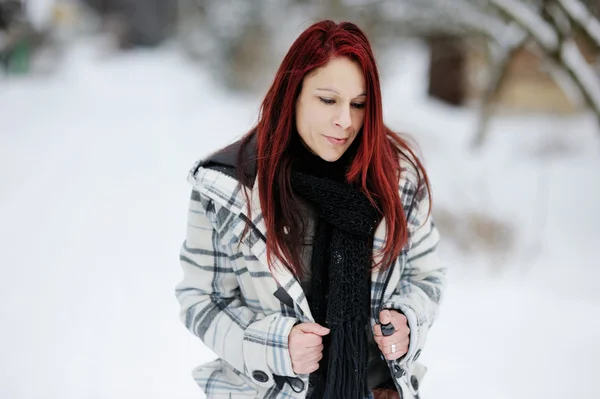 Jonge vrouw met een wandeling in de winter forest — Stockfoto