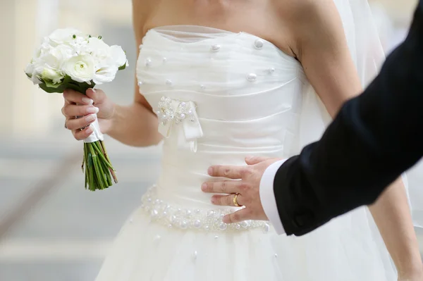 Brud som håller en bröllopsbukett — Stockfoto